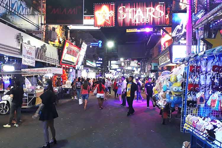 Walking Street i Pattaya 15. mars, tre dager før barer ble beordret stengt. De skulle opprinnelig stenge kun to uker.