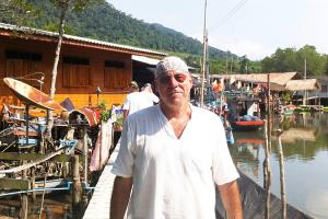 IHERDIG: Johan Hermelin har brukt mye tid på å gå rundt på Koh Chang og samle inn informasjon.