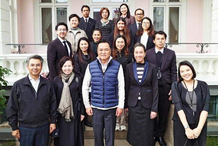 Her er Anutin avbildet sammen med sitt f&oslash;lge og ansatte p&aring; thaiambassaden i Oslo.