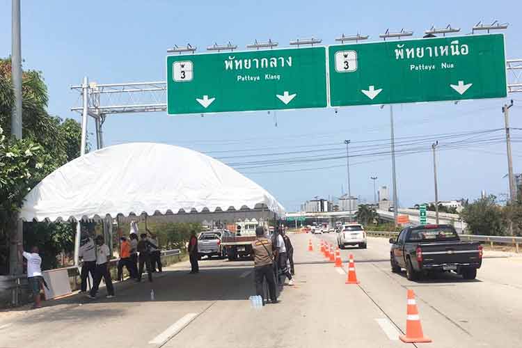 Politisperringen er i ferd med å settes opp på Motorvei 7 rett før Sukhumvit Rd. i Pattaya.