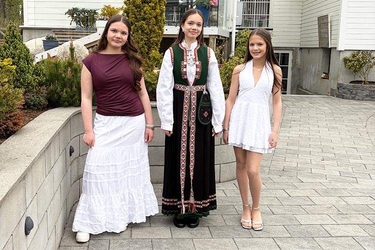 Tre s&oslash;stre i Sandnes, fra venstre Thea Navarro Stav&oslash;, Maria Navarro Stav&oslash; og Ida Navarro Stav&oslash;.