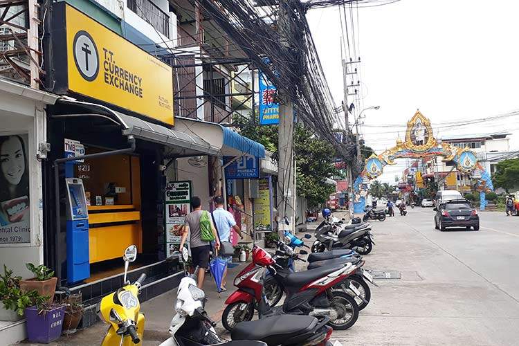 T.T. Currency Exchange på Thappraya Road rett før Jomtien Beach gir en god kurs, og også litt prutningsmonn.