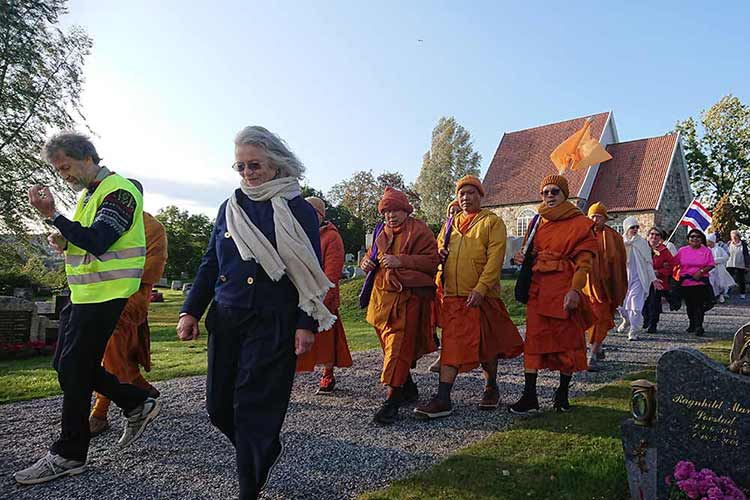 VIDEO: Nordmenn og thaier vandret sammen for miljøet