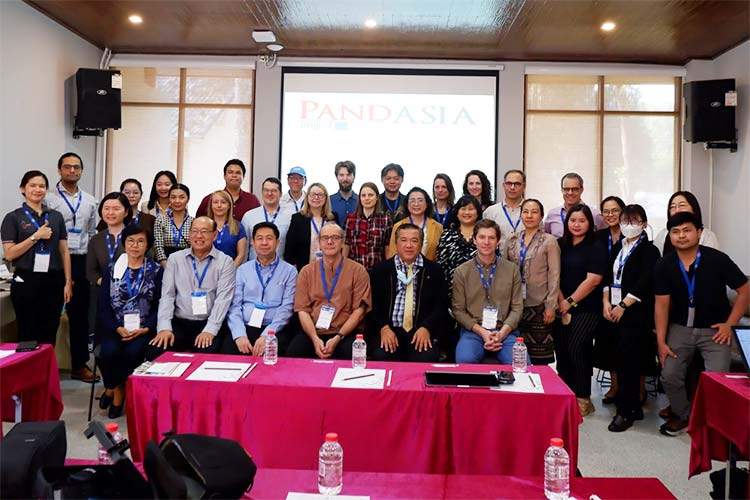 Forskningsgruppen i Pandasia-prosjektet har startet arbeidet i Thailand. Prosjektleder Hans J. Overgaard sitter i midten med brun skjorte.