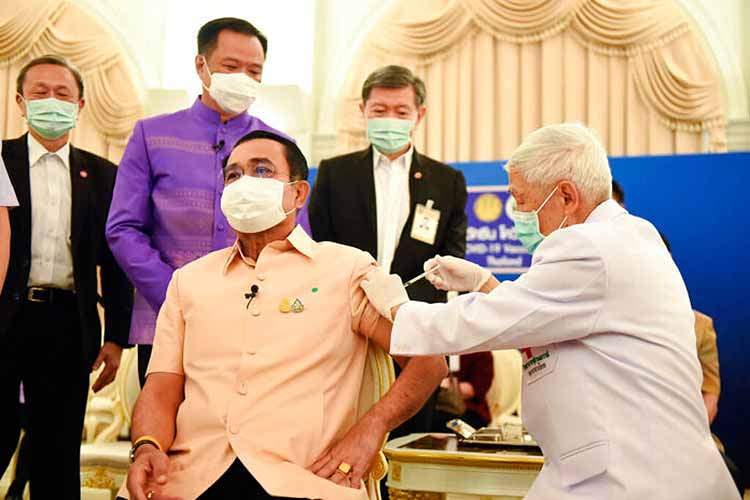 Statsminister Prayuth ble vaksinert av ledende vitenskapsmann Dr. Yong Poovorawan i mars. Helseminister Anutin står bak i lilla. De fleste andre thaier venter fortsatt på vaksine.