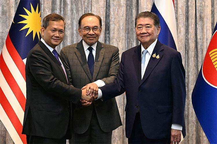 Fra undertegnelsen av v&aring;penhvilen 28. juli, med de tre statsministrene, fra venstre Hun Manet (Kambodsja), Anwar Ibrahim (Malaysia) og Phumtham Wechayachai (Thailand).