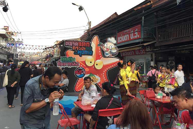 Folk strømmer til Naklua nord for Pattaya hver helg.