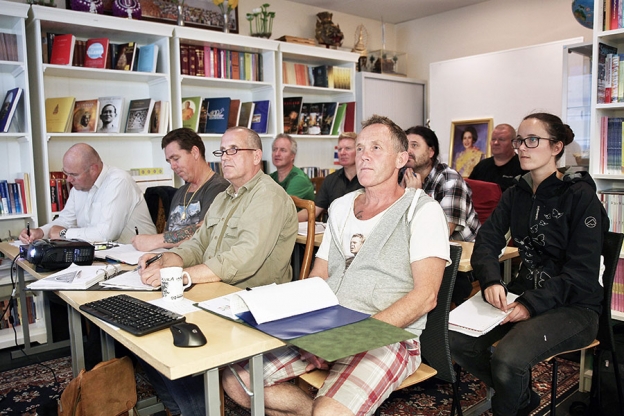 Stor interesse for å lære seg thaispråk ved Wat Thai Norway. På første rad ser vi Trond Andersen (til høyre) og Svein Høiland (nummer to fra høyre), som begge uttaler seg i denne artikkelen.