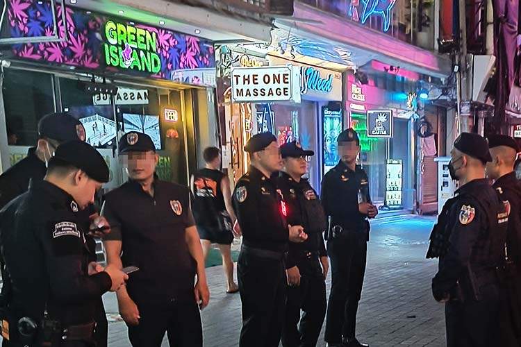 Politiet utenfor et cannabisutsalg i Walking Street i Pattaya i fjor.