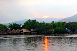 I Kampot finner du ingen høyhus, men flott utsikt. Her går solen ned over Bokorfjellet.