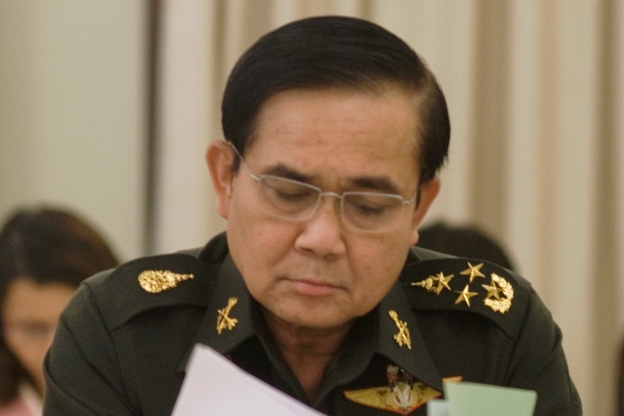 General Prayuth Chan-ocha innfører portforbud