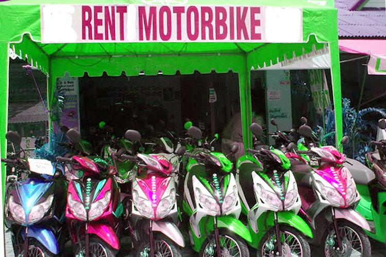 FRISTENDE: Thailandske utleiemopeder er gjerne raskere enn norske mopeder. Kjører du fort kan du få problem med forsikringen.