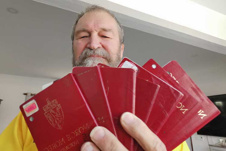 Oskar Jørgensen tar vare på sine makulerte pass. Det kom godt med i saken mot Politidirektoratet.