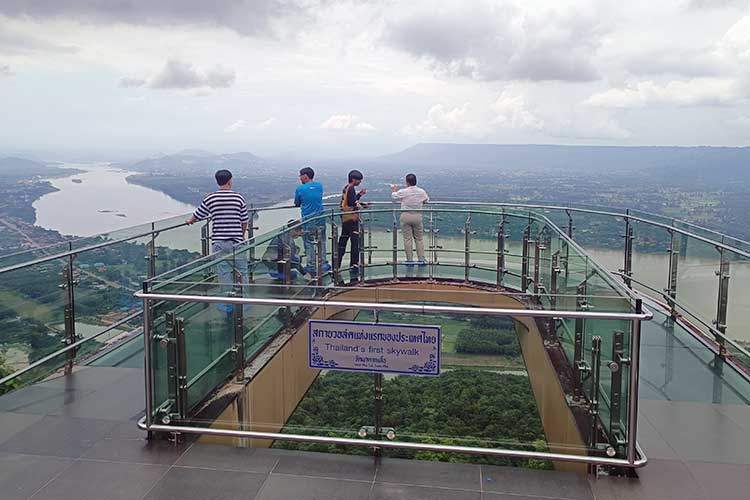 Utsikt over Mekongfloden med Laos p&aring; motsatt side. Fra tempelet Wat Pha Tak Suea i Nong Khai.