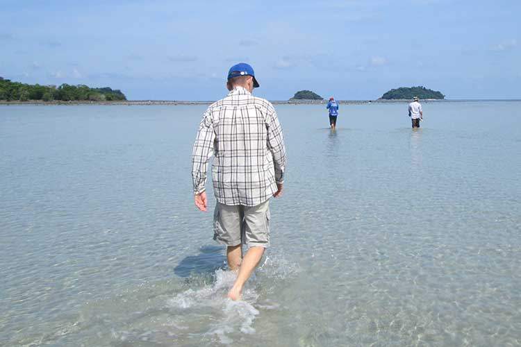 Folk lengter etter sandstrender, som her på Koh Chang.